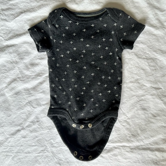Old Navy Other - LOT OF 6 - Neutral Onesies size 0-3 months